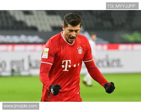 莱万重返安联球场引发拜仁球迷愤怒声讨：背叛与忘恩负义的争议